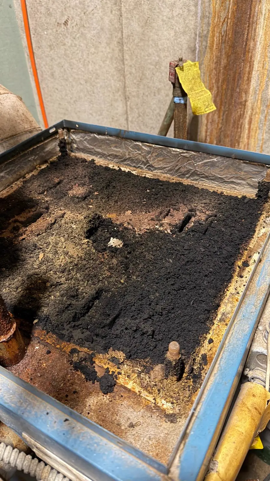 Cámara de combustión con hollín antes de la limpieza