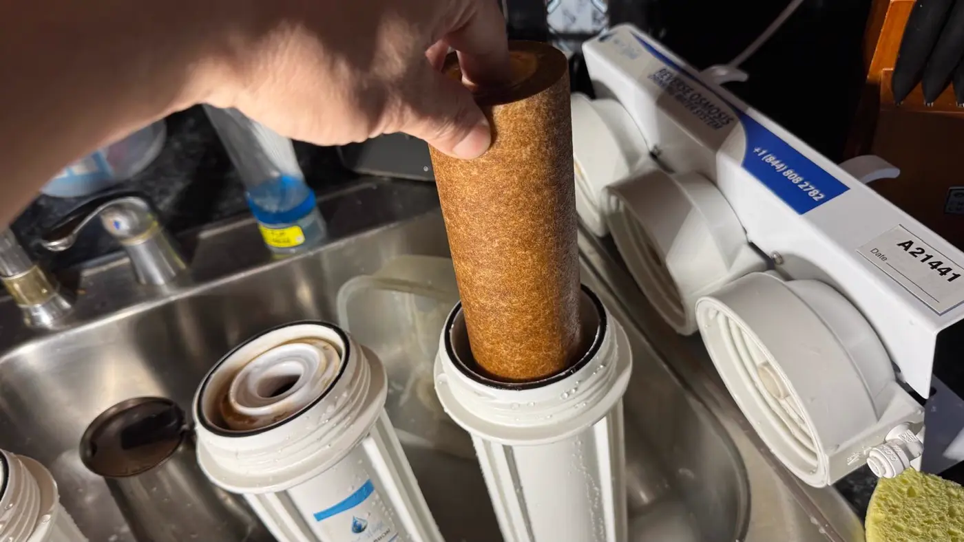 Cambio de filtros de sistema de ósmosis inversa