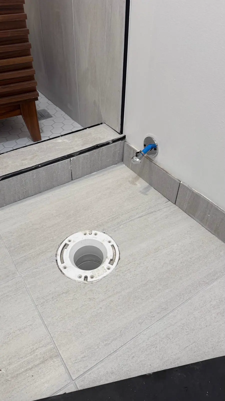 Rough-in de baño: brida de inodoro y toma de agua listas