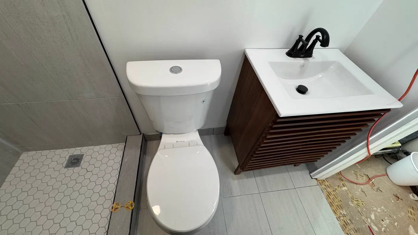 Inodoro y vanidad nuevos instalados — remodelación completa