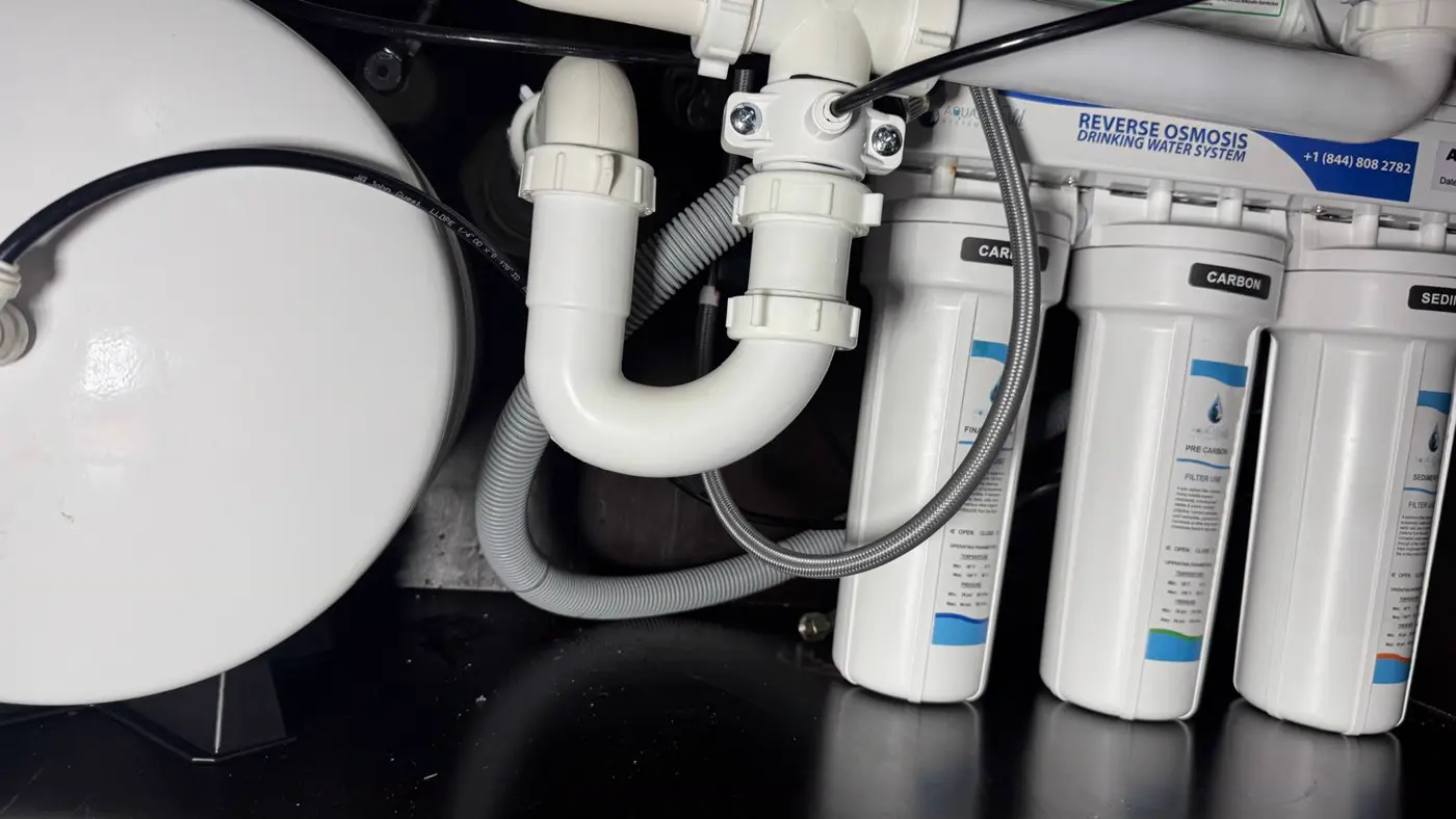 Sistema de ósmosis inversa y tanque bajo el fregadero