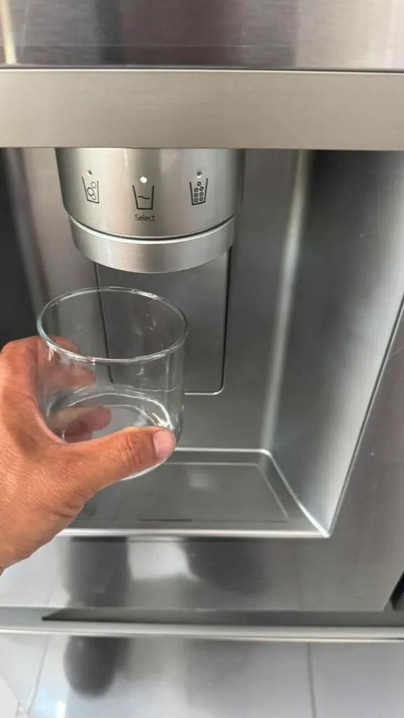 Agua limpia y de gran sabor directo del dispensador