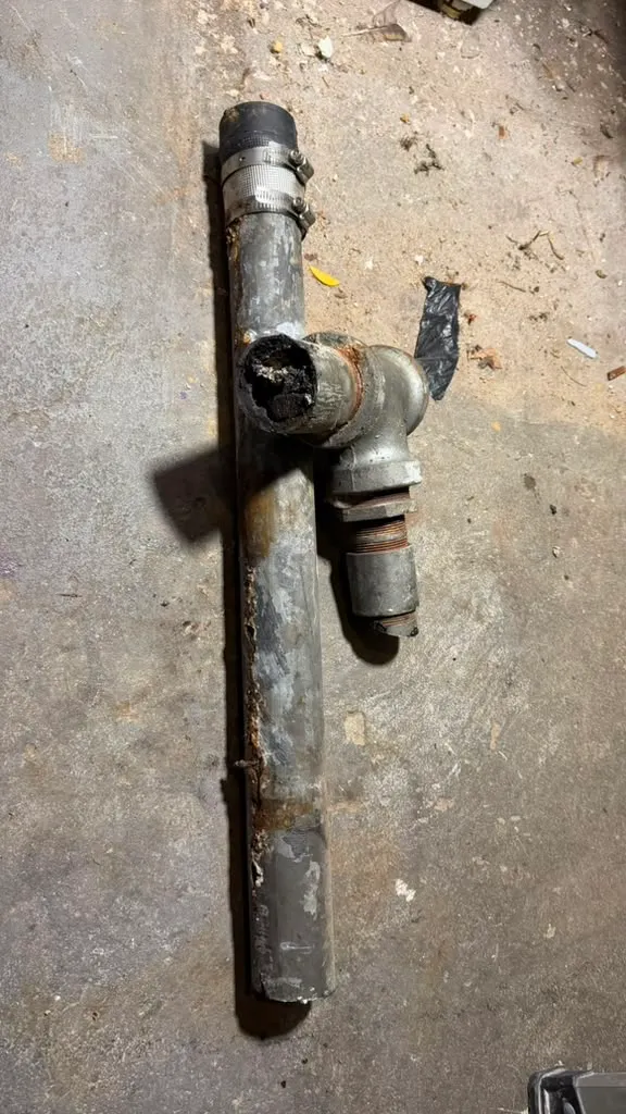 Tubería galvanizada corroída retirada del sistema